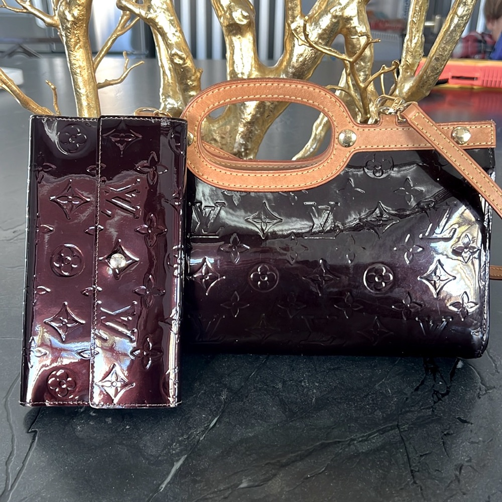 Louis Vuitton,vernis Amarante Roxbury drive bag. Sarah wallet